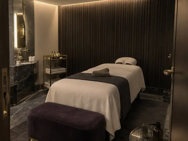 Mermer lavabolu odada masaj masası ve puf — Osmaniye, Masaj Salonun