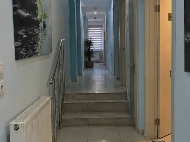 Açık renk koridor ve odalara çıkan merdiven — Osmaniye, Masaj Salonun